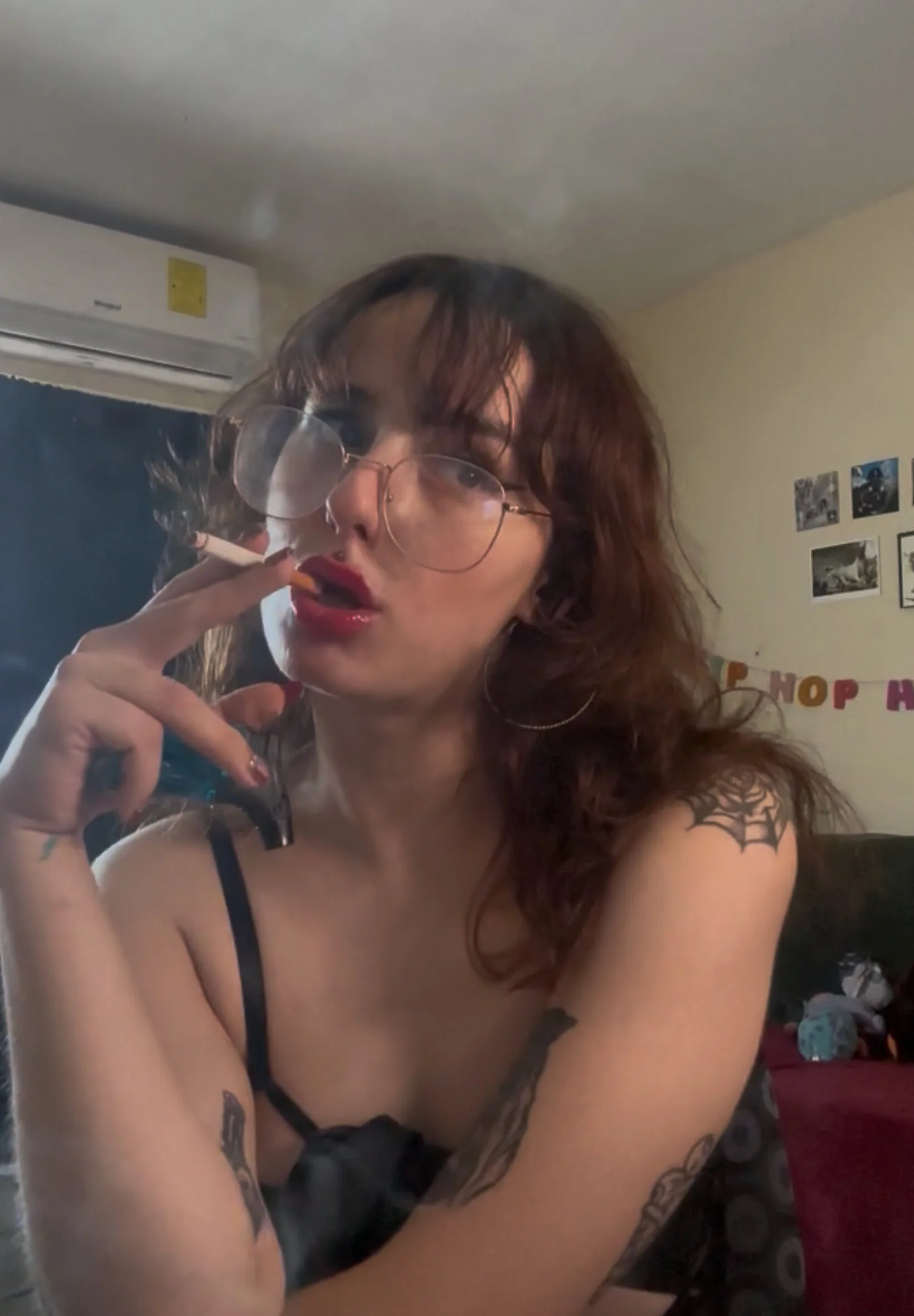 Alien Girl 👽💨 Smokey Alien