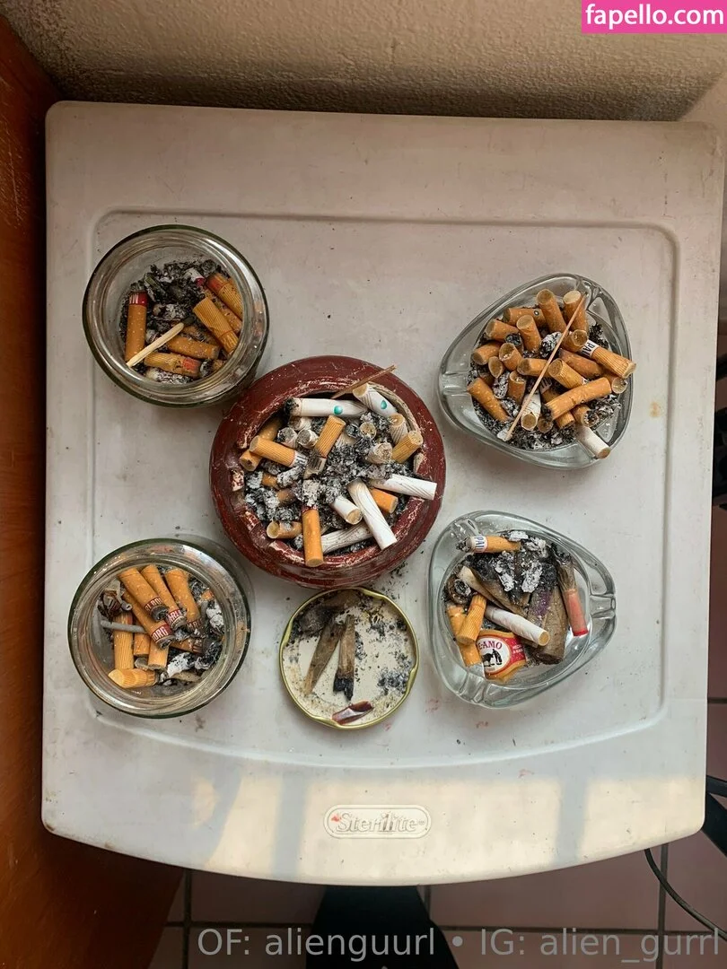 Alien Girl 👽💨 Smokey Alien