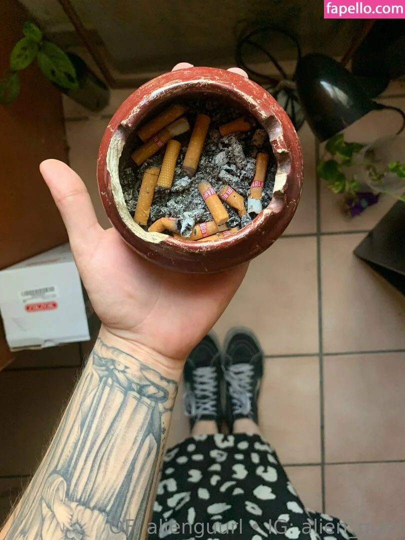 Alien Girl 👽💨 Smokey Alien