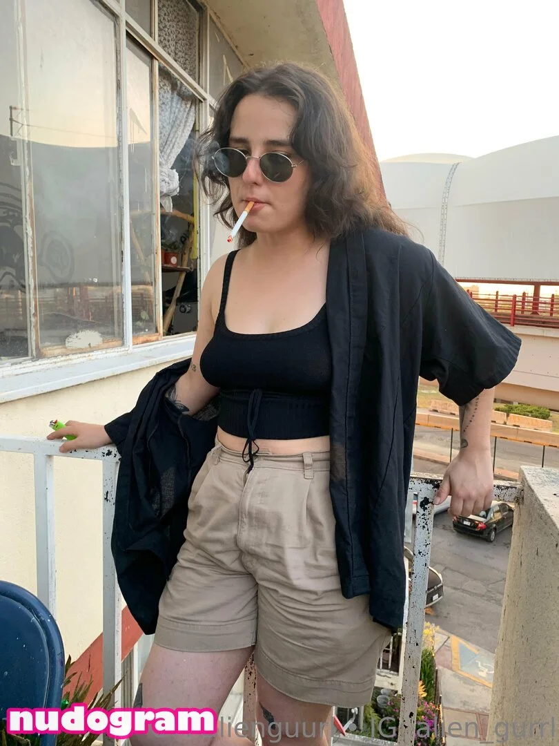 Alien Girl 👽💨 Smokey Alien