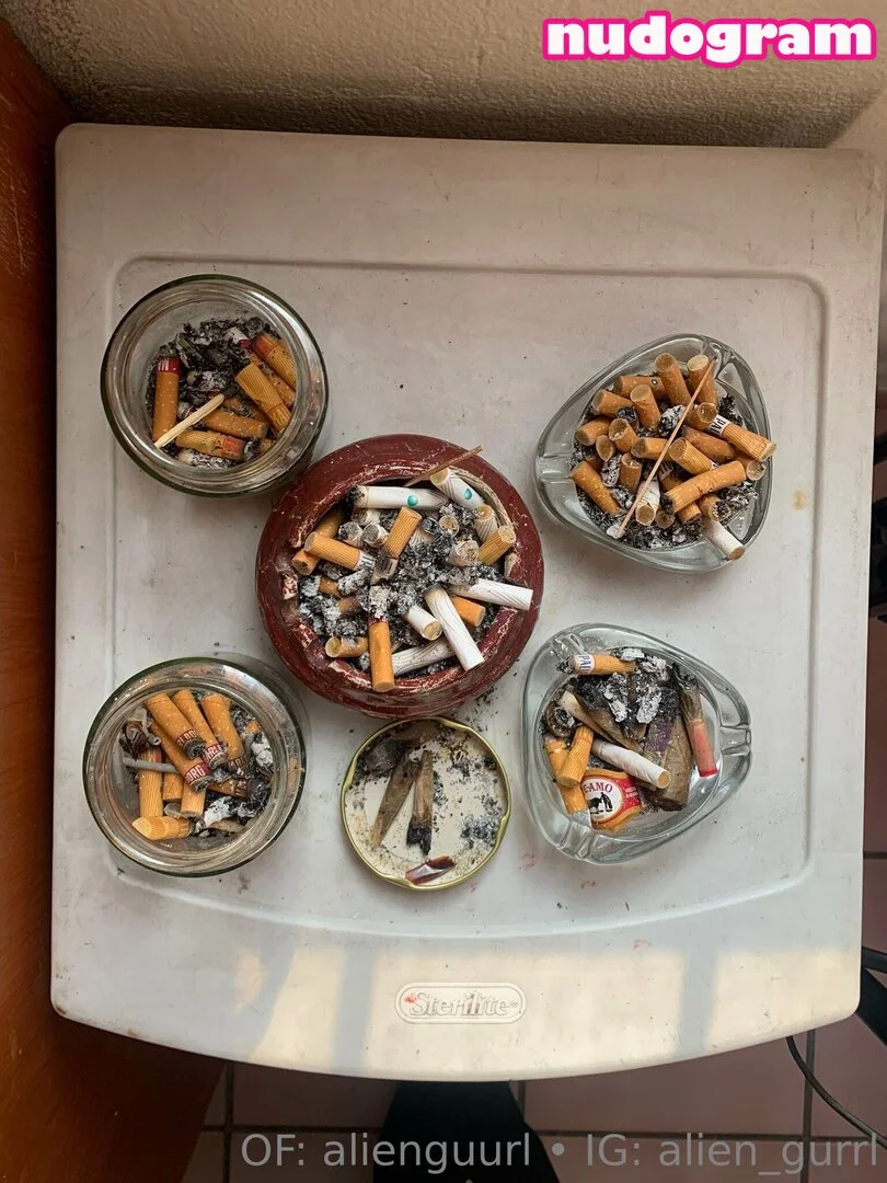 Alien Girl 👽💨 Smokey Alien