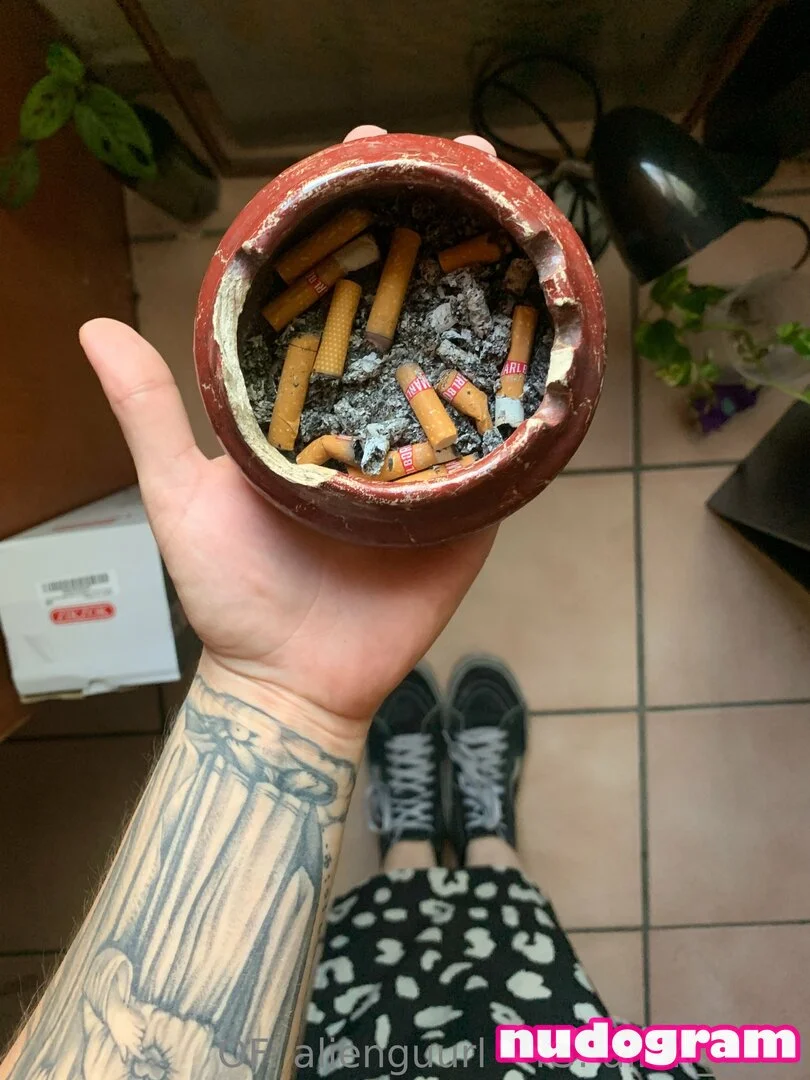 Alien Girl 👽💨 Smokey Alien