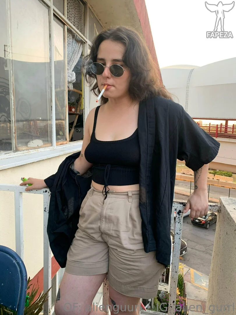 Alien Girl 👽💨 Smokey Alien