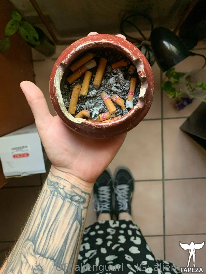 Alien Girl 👽💨 Smokey Alien