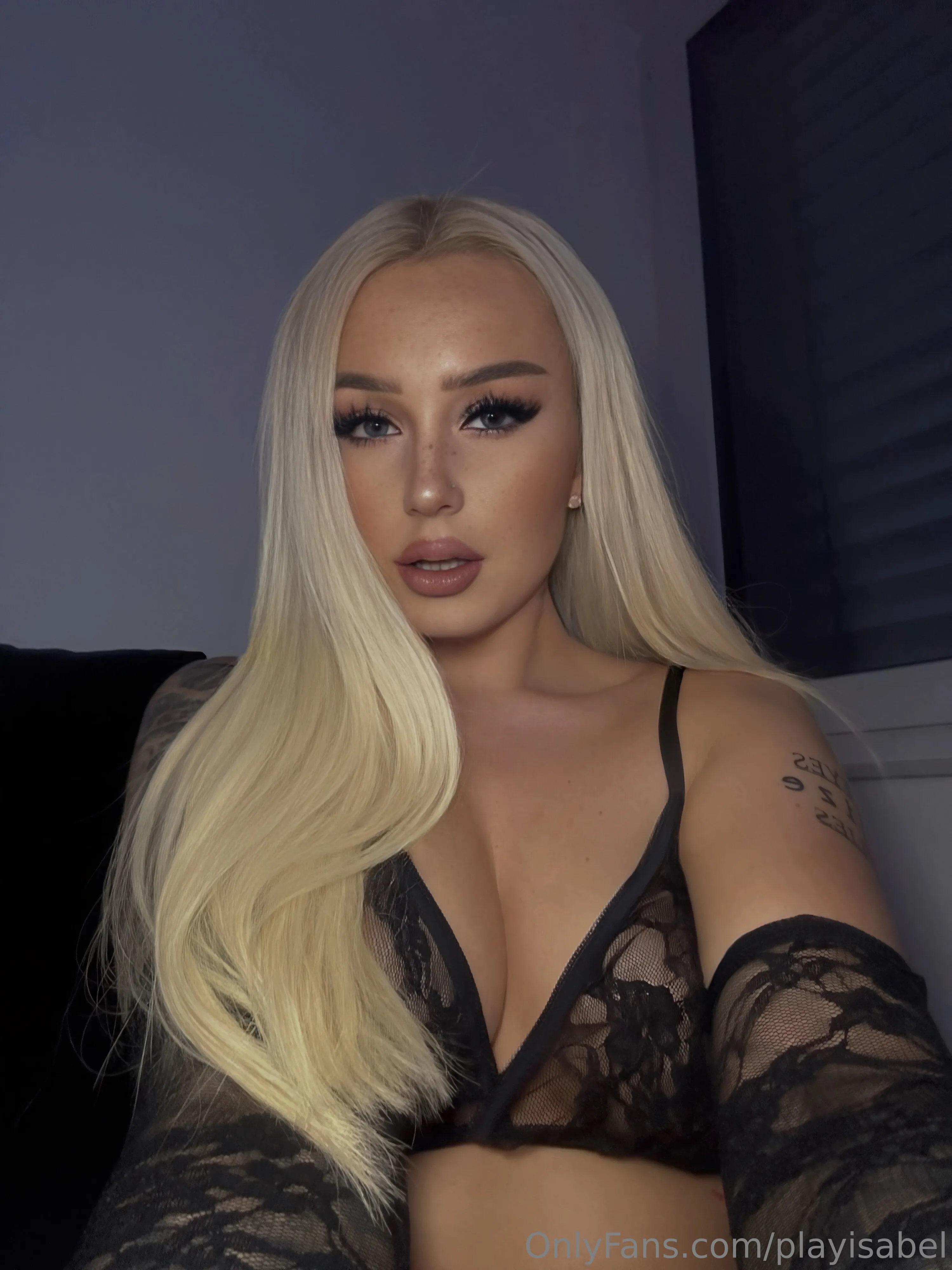 𝐂𝐡𝐥𝐨𝐞 𝐑𝐮𝐬𝐡