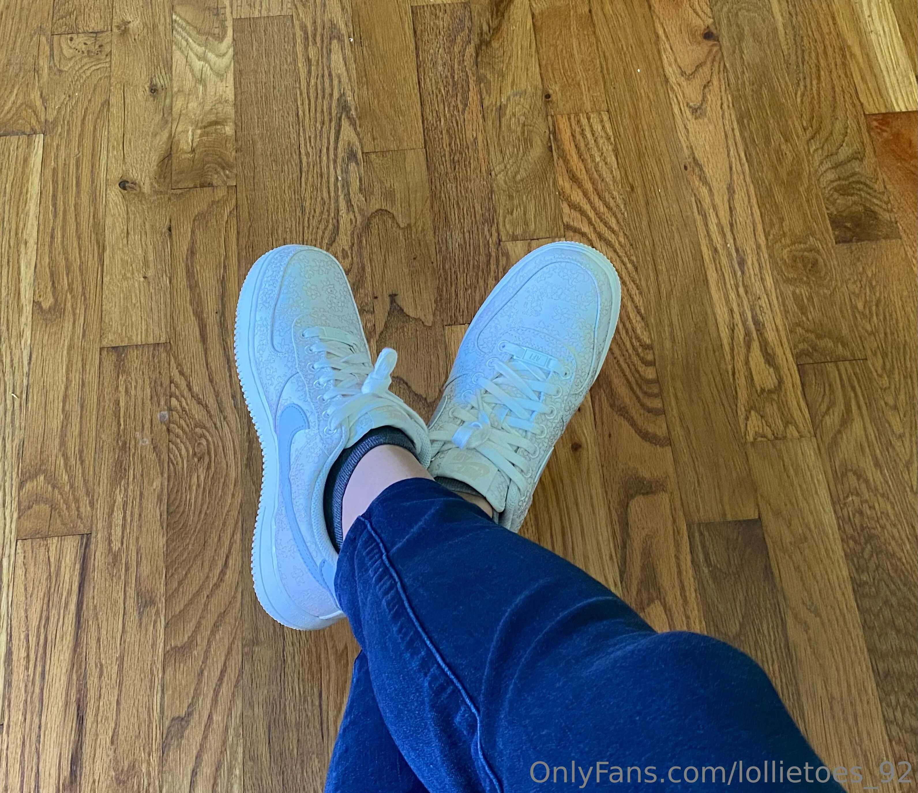 Naomi Black- worship my sexy soles