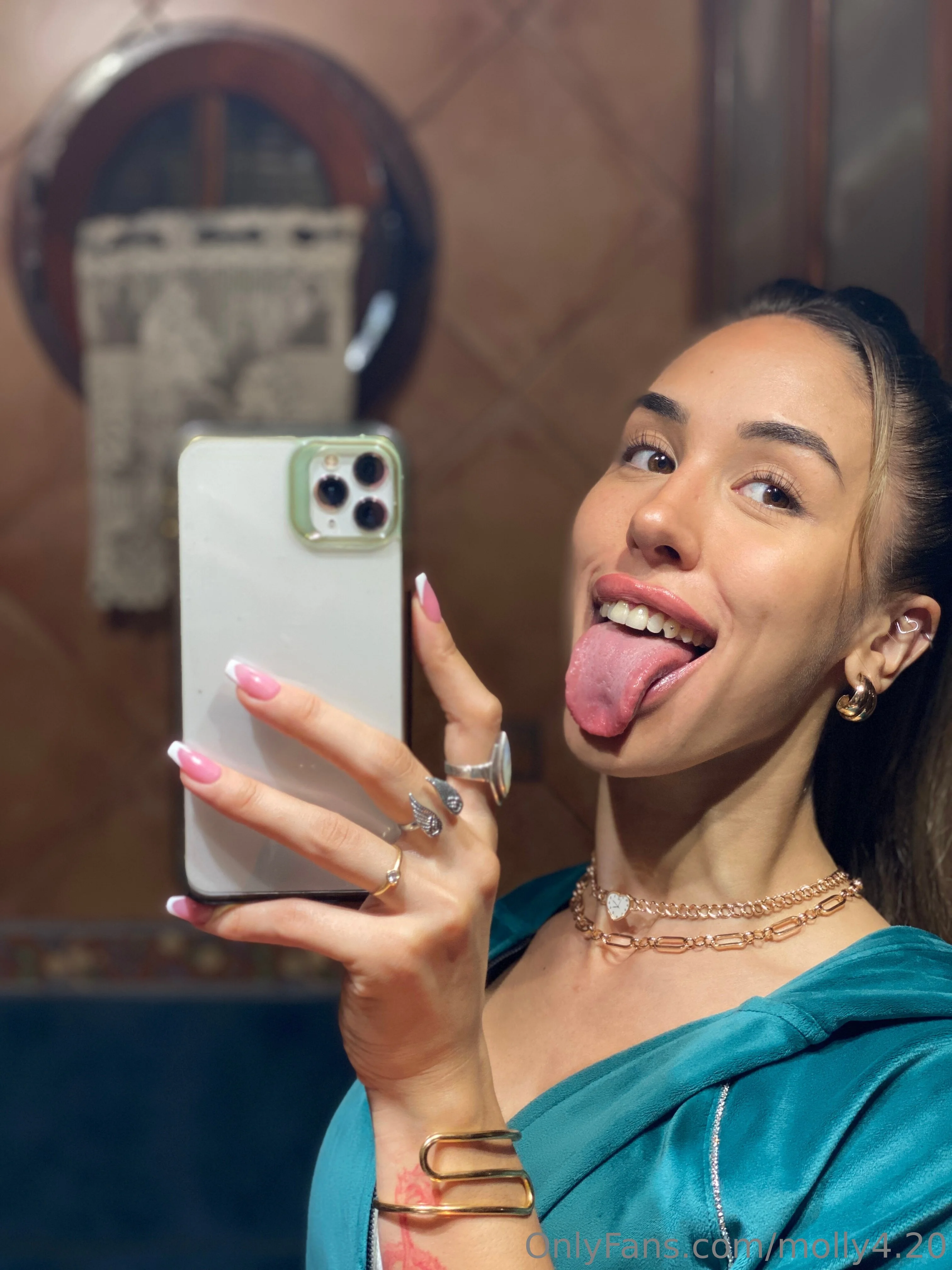 🅼🅾️🅻🅻🆈