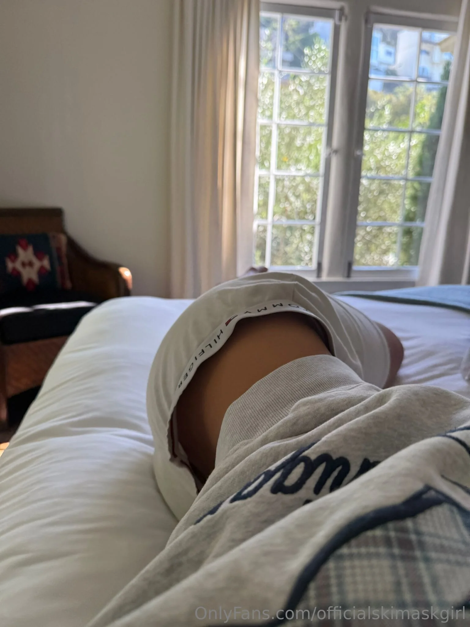 T H E  S K I  M A S K  G I R L