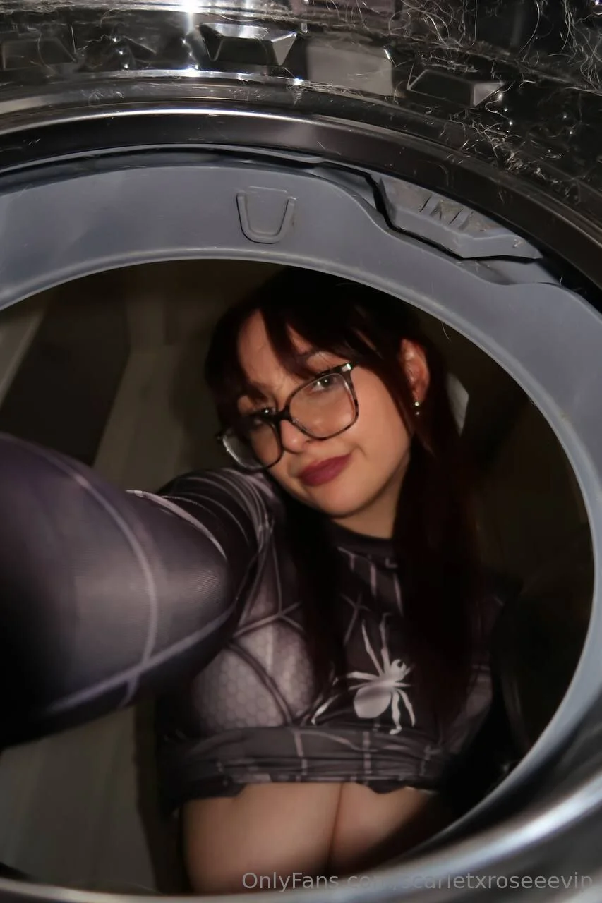 𝓢𝓬𝓪𝓻𝓵𝓮𝓽 𝓡𝓸𝓼𝓮 🖤