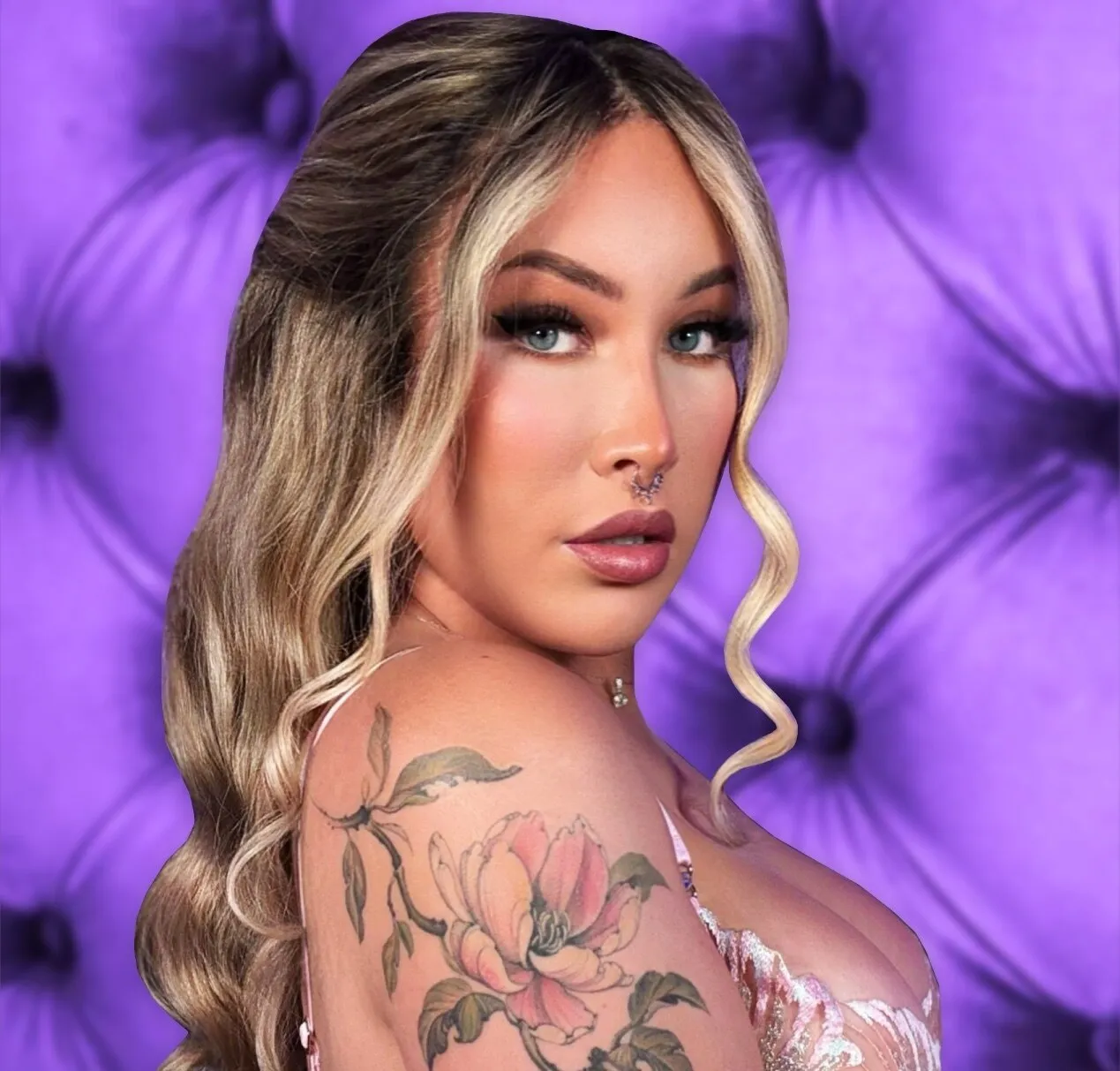 AVA! 💜 HUNG GF! 💋