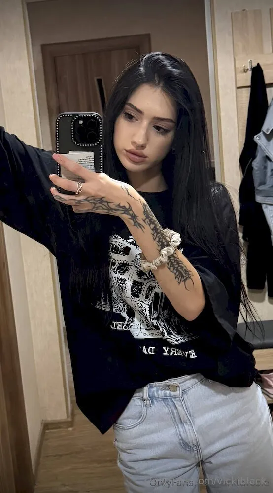 Vicki Black 🖤💣👅